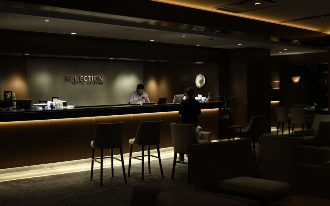 Zakaj hoteli izgubljajo rezervacije zaradi počasnih odgovorov (in kako to rešiti)