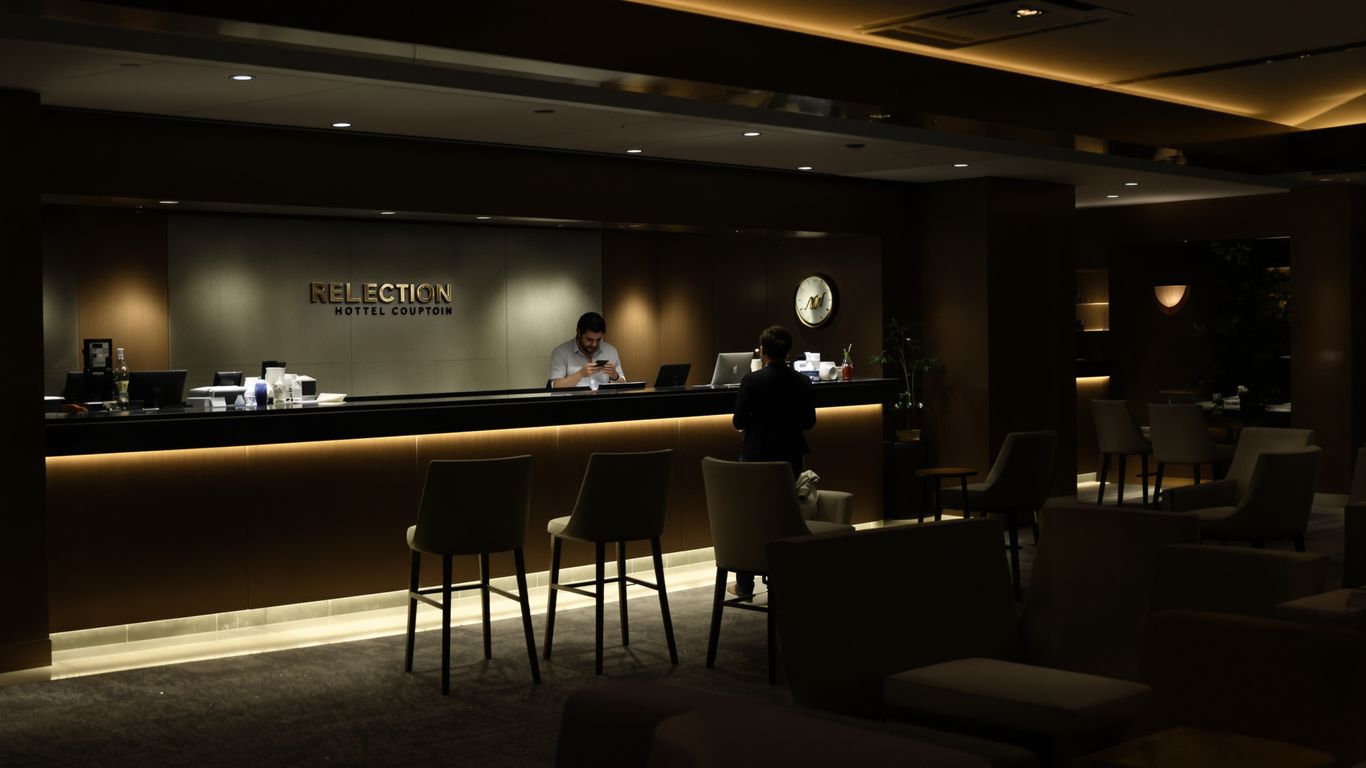 thumbnail-10 Hotel recepcija z razočaranim gostom in praznimi stoli.